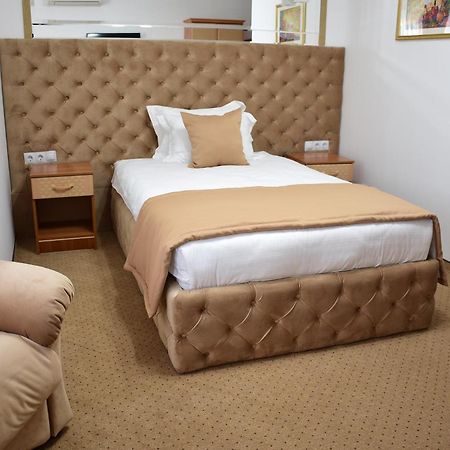 Kurmet Hotel Uralsk Ngoại thất bức ảnh