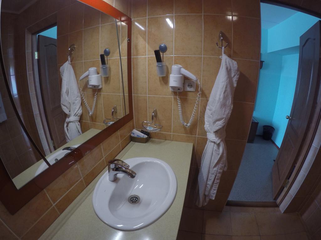 Kurmet Hotel Uralsk Phòng bức ảnh