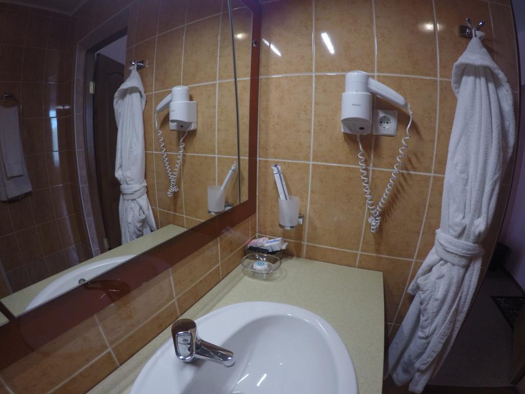 Kurmet Hotel Uralsk Phòng bức ảnh