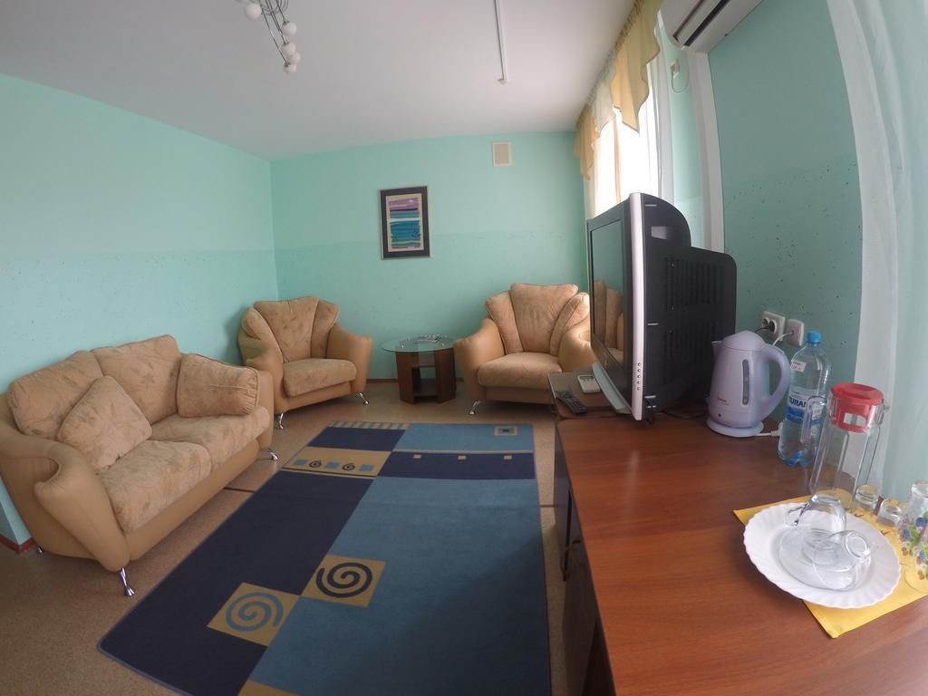 Kurmet Hotel Uralsk Phòng bức ảnh