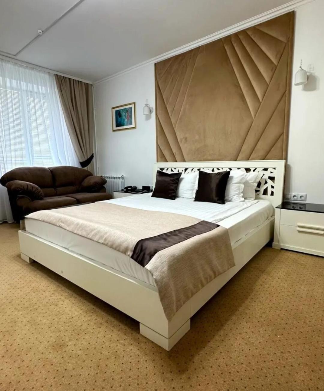 Kurmet Hotel Uralsk Ngoại thất bức ảnh