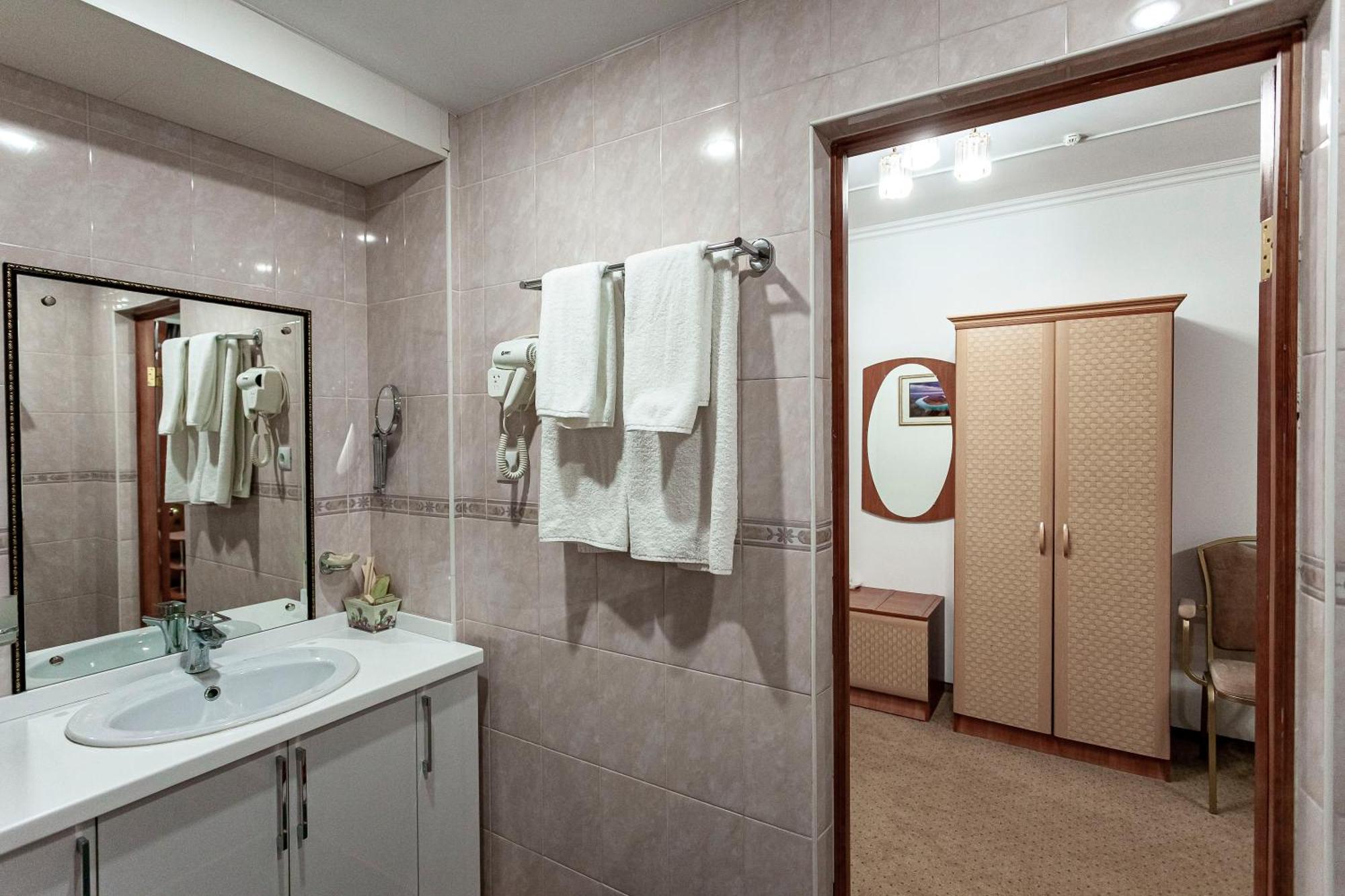 Kurmet Hotel Uralsk Ngoại thất bức ảnh