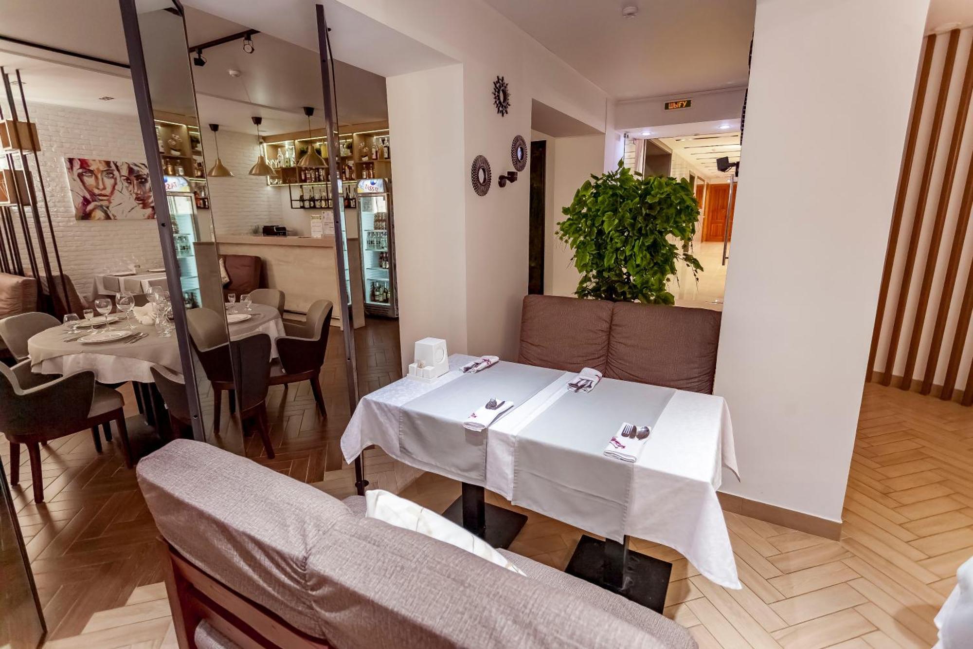 Kurmet Hotel Uralsk Ngoại thất bức ảnh
