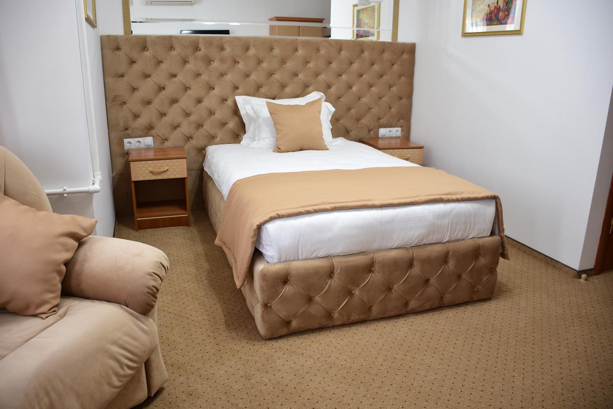 Kurmet Hotel Uralsk Ngoại thất bức ảnh