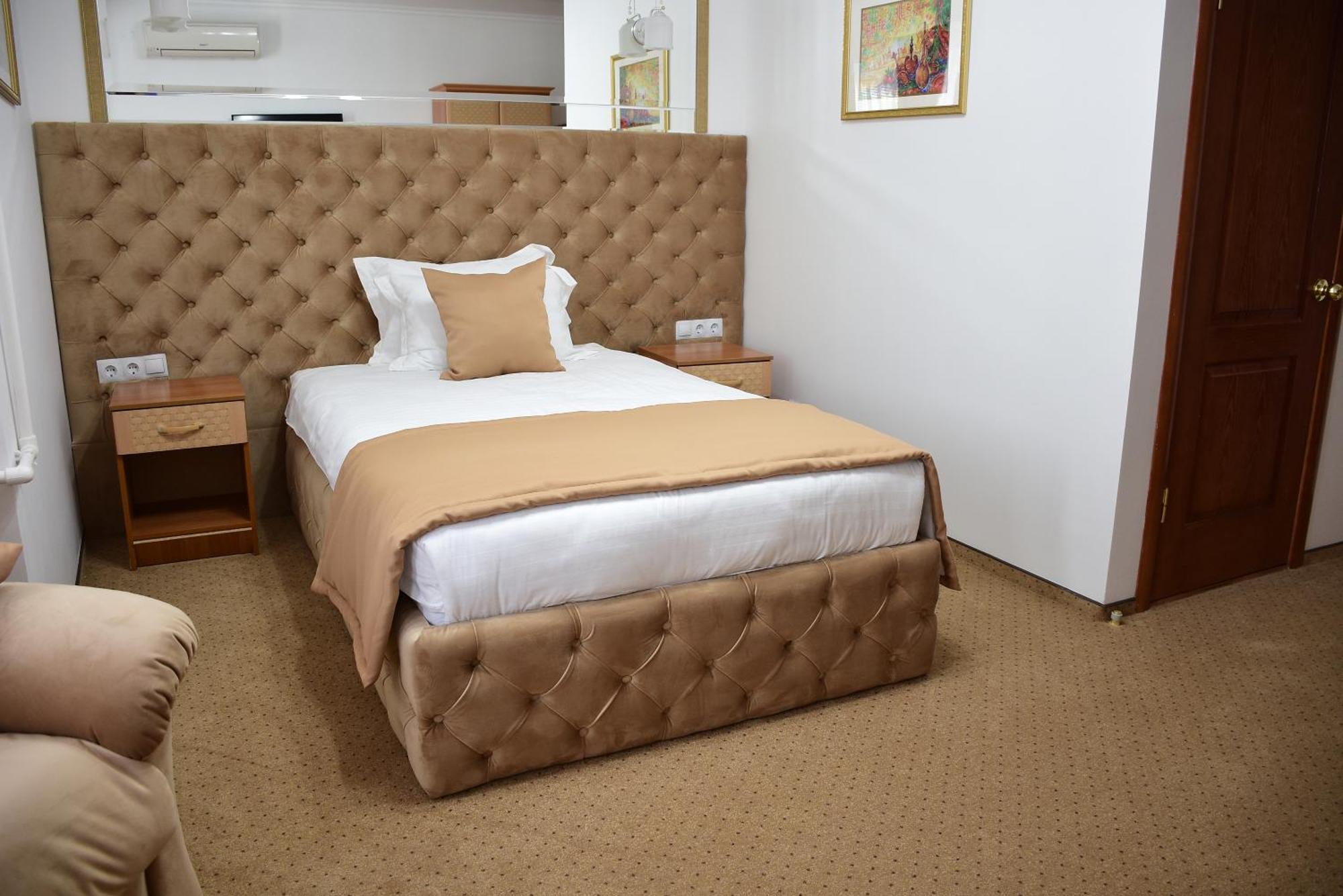 Kurmet Hotel Uralsk Ngoại thất bức ảnh